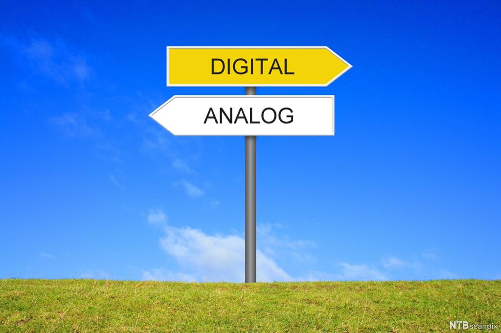 Stolpe med to skilt. Mot venstre med teksten &quot;analog&quot; og mot høyre med teksten &quot;digital&quot;. Illustrasjon.