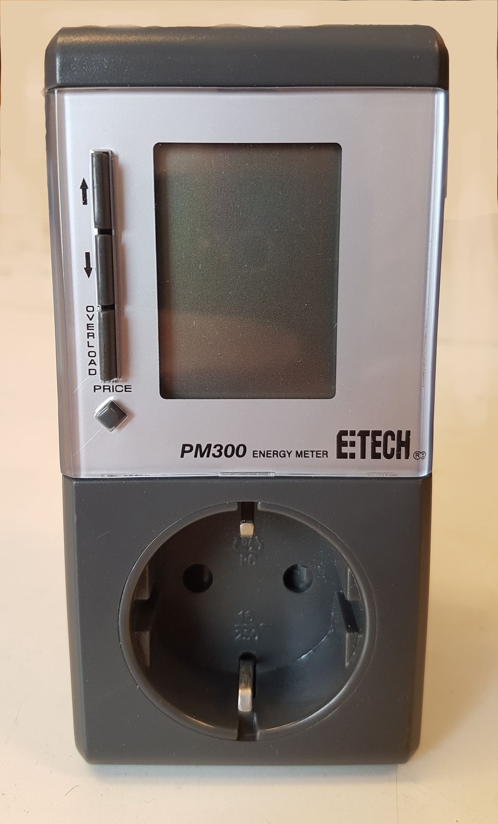 Energimåler på et bord. Foto.