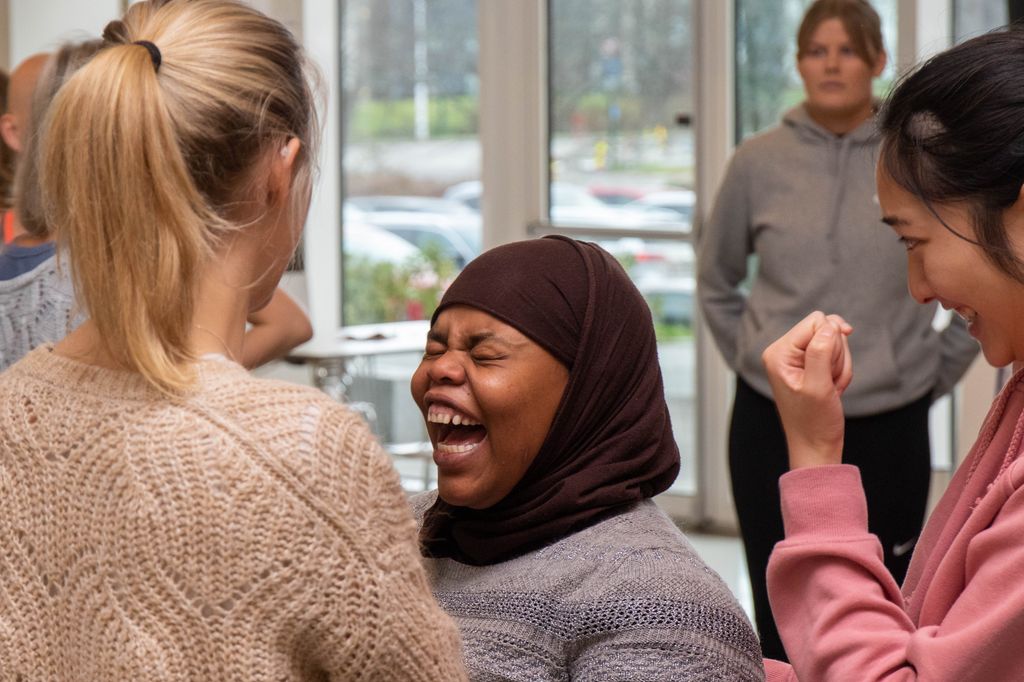 Ungdommer som ler sammen. Foto.