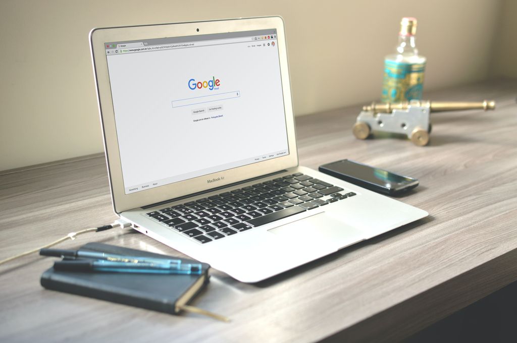 PC med nettsida til Google oppe. Foto.