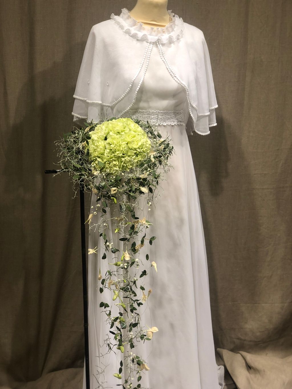 Brudebukett foran kjole. Foto.