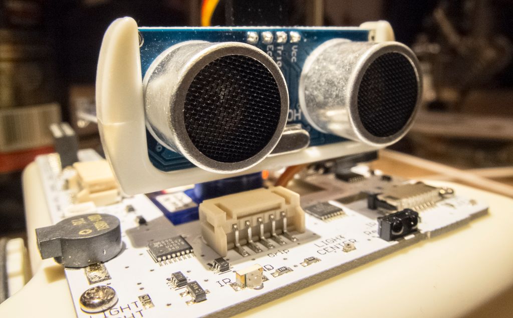 En sensor som består av en mikrofon og en høyttaler. Begge elementene står montert på en mikrokontroller. Foto.