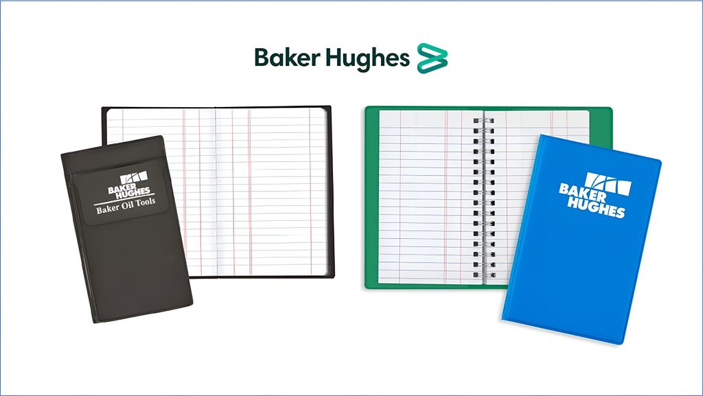 Fire notatbøker. To av dem er brettet ut, og de to andre er lukket og har logoen til Baker Hughes på seg. Foto.
