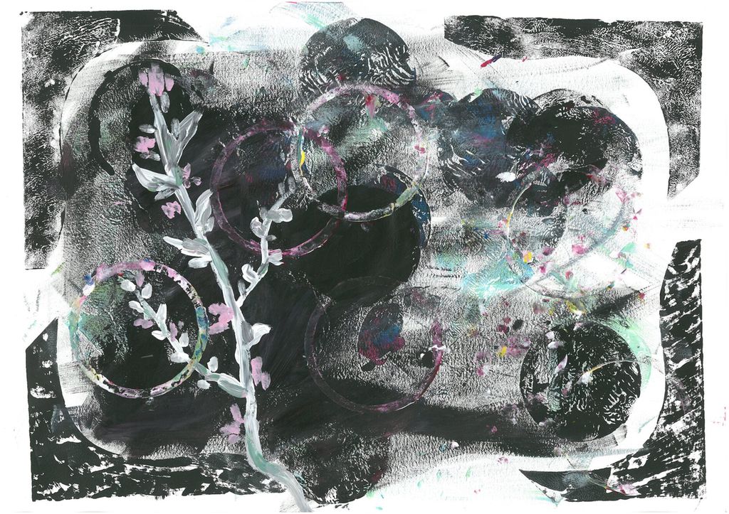 Fargeflater i svart og kvitt med trykk av sirklar og ei grein.  Monotypi.