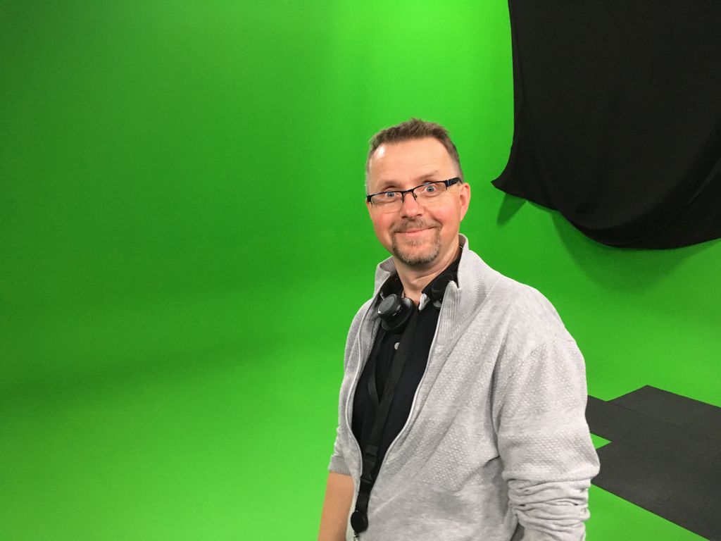 Bilde av en person som er tatt i et studio med grønnvegg. Bilde.