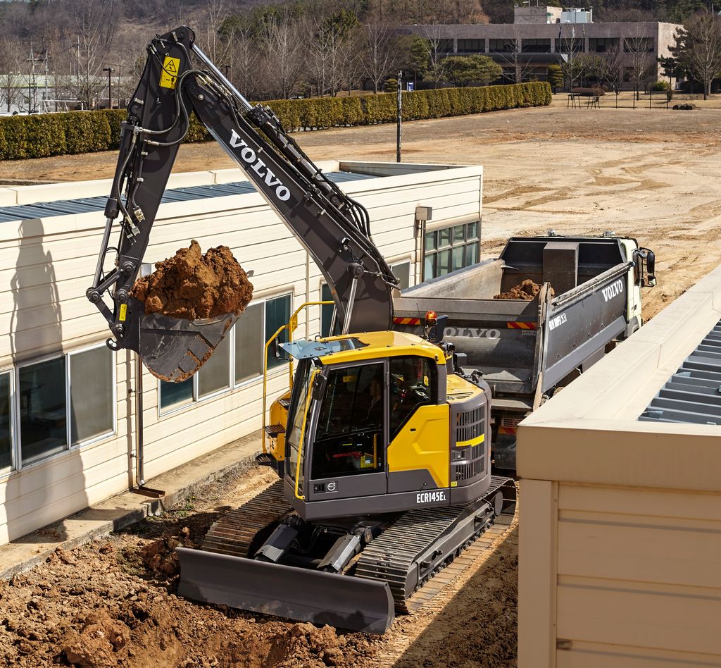 Gravemaskin og lastebil. Foto.