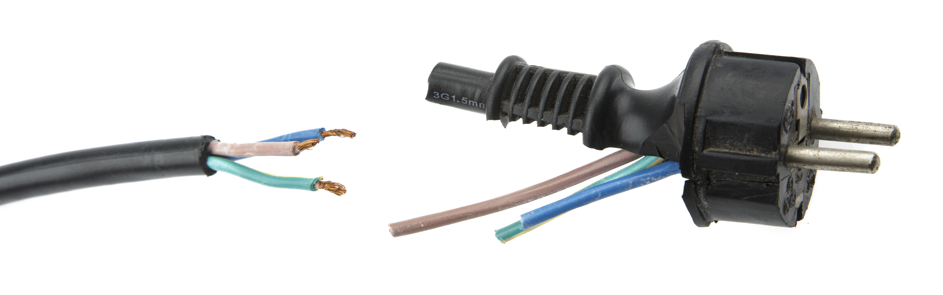 Nærbilde av en kuttet ledning hvor tre bunter tvunnet koppertråd stikker ut av plast i ulike farger. Foto.