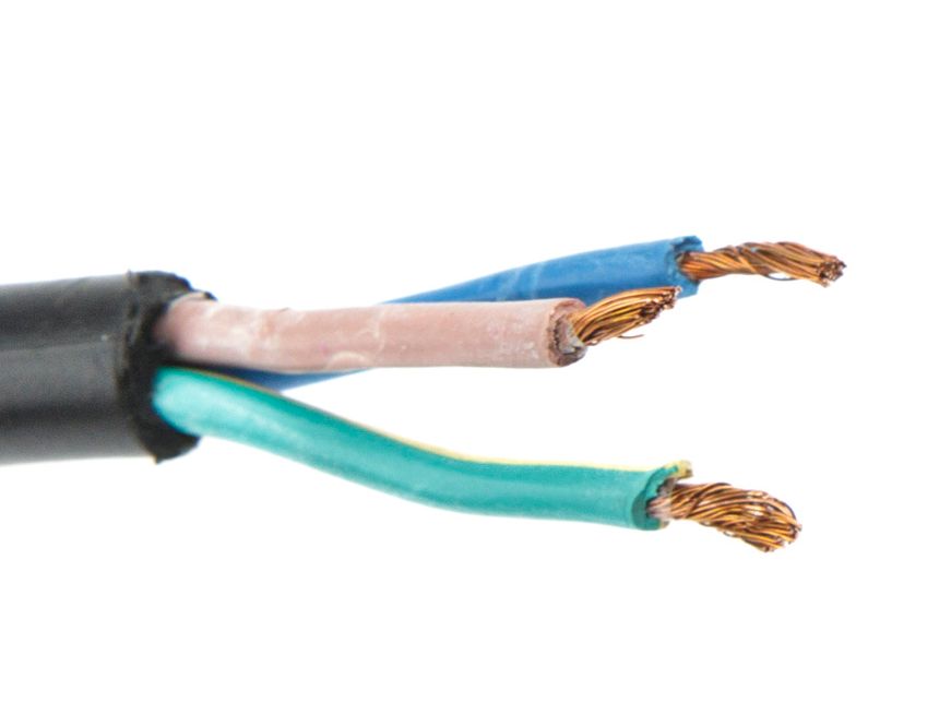 Nærbilde av en kuttet ledning hvor tre bunter tvunnet koppertråd stikker ut av plast i ulike farger. Foto.