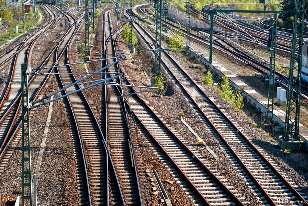 Flere jernbanespor ved siden av hverandre. Foto.
