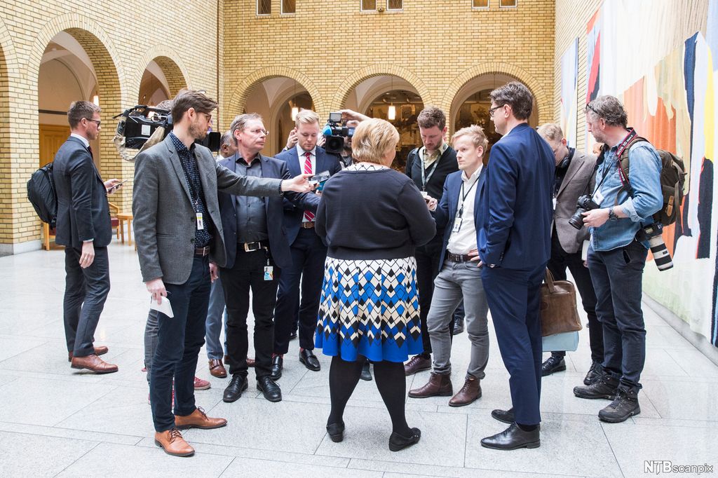 Pressen intervjuer statsminister Erna Solberg. Foto.