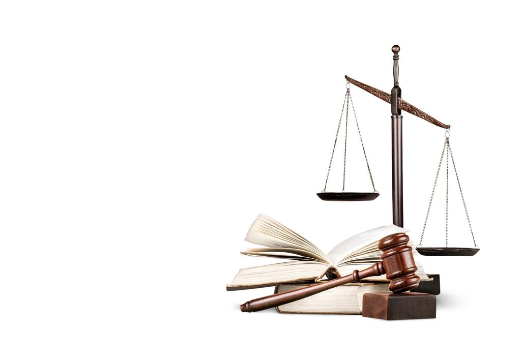 Ei vektskål, to tjukke bøker og ein hammar er oppstilte saman for å illustrere lov. Illustrasjon.