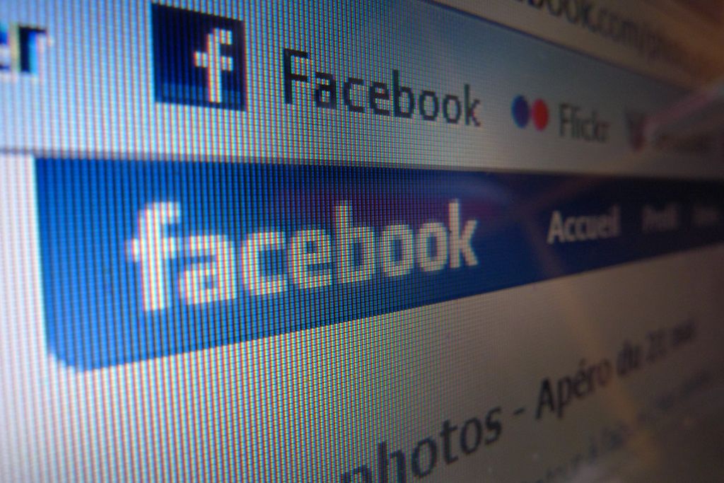 Skjerm som viser utsnitt fra nettleser med Facebook. Foto.