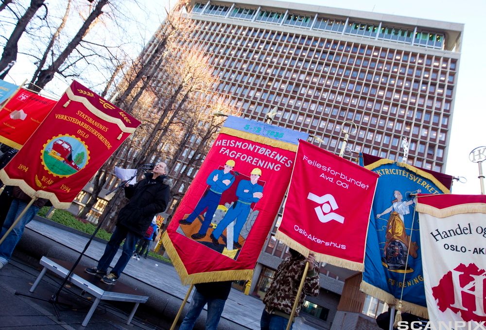 Альтернативний підпис для сліпих: члени профспілок страйкують. Фото.