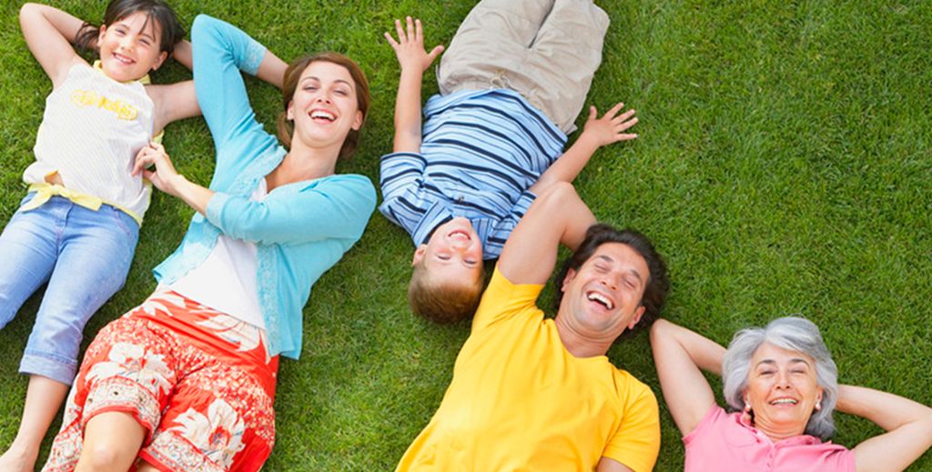 Golbma buolvva muhtin bearrašis veallájit ruoná rásiid alde ja gehččet kamera guvlui. Govva.