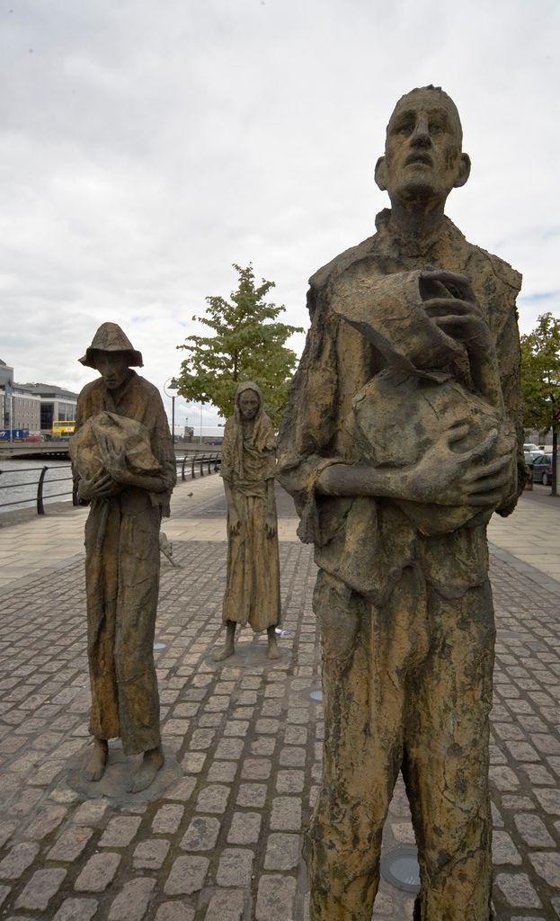 Three statues: Famine Memoria. Photo.