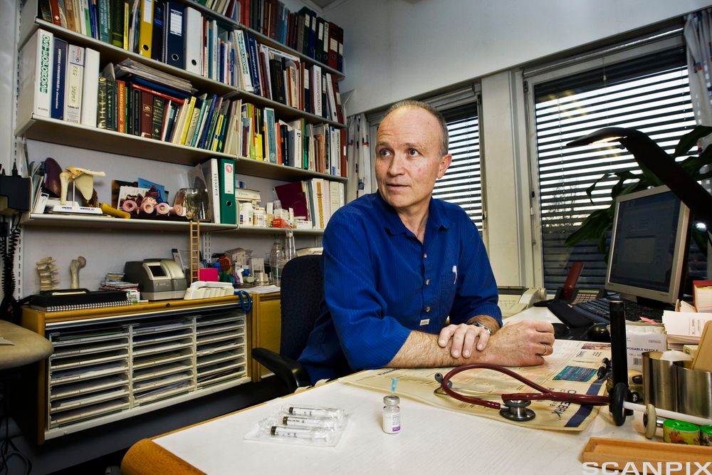 Bilete som viser ein lege på kontoret sitt