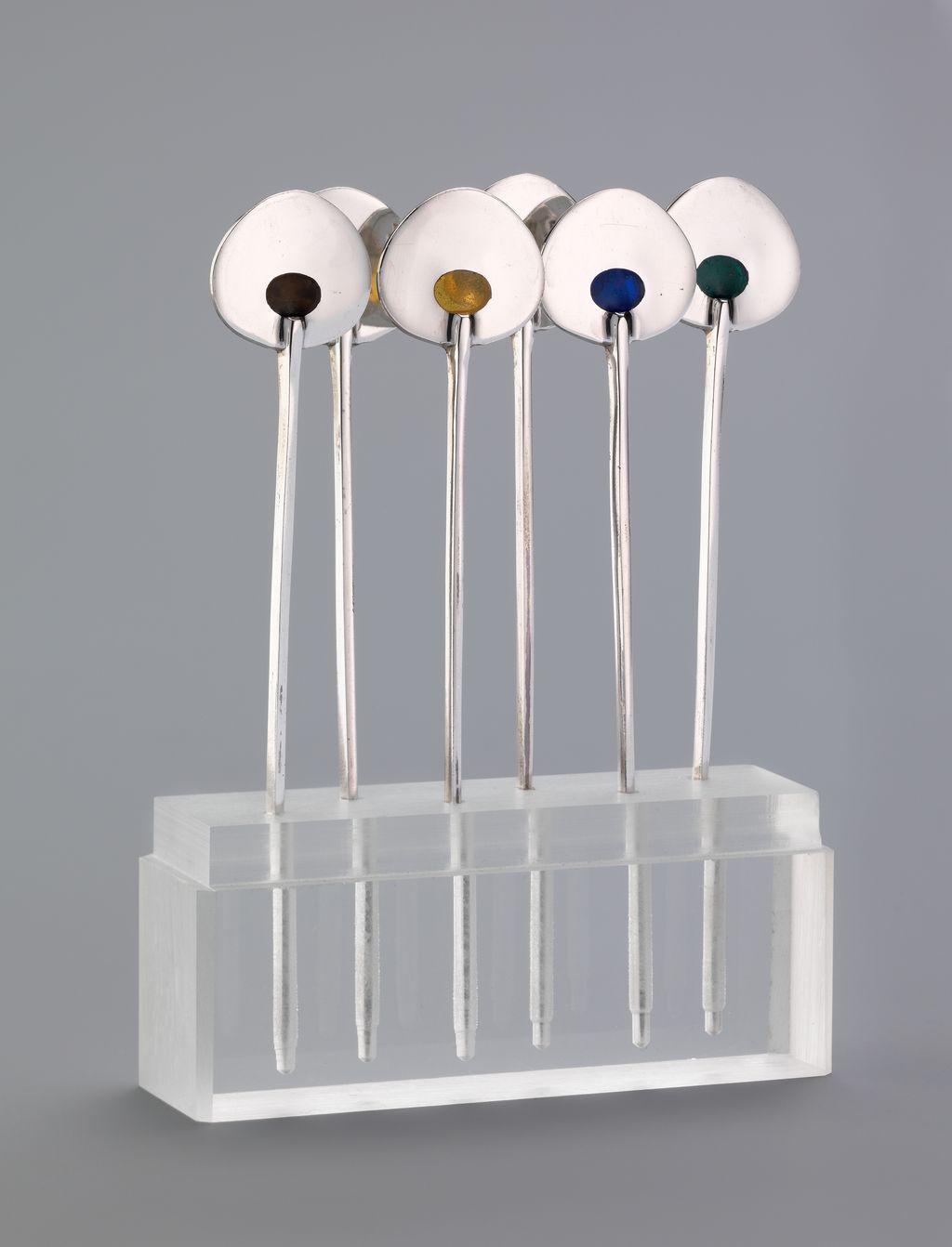 Spiseredskaper i sølv og emalje. Foto.