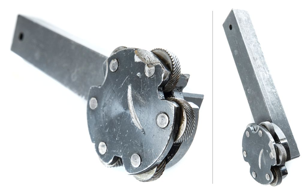 To bilete frå ulike vinklar av eit serrateringsverktøy for dreiebenk. Foto.