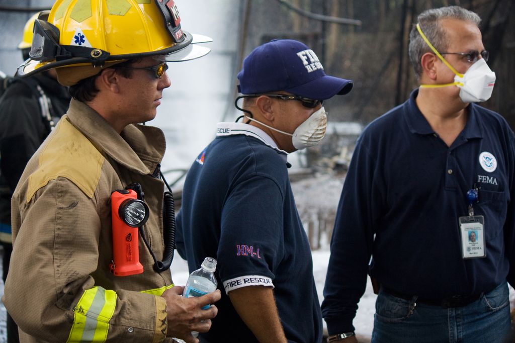 Redningsarbeidere i aksjon ved en brann. Foto.