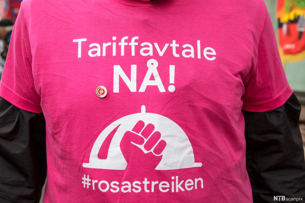 Rosa t-skjorte med påskrifta "Tariffavtale nå! #rosastreiken". Foto.