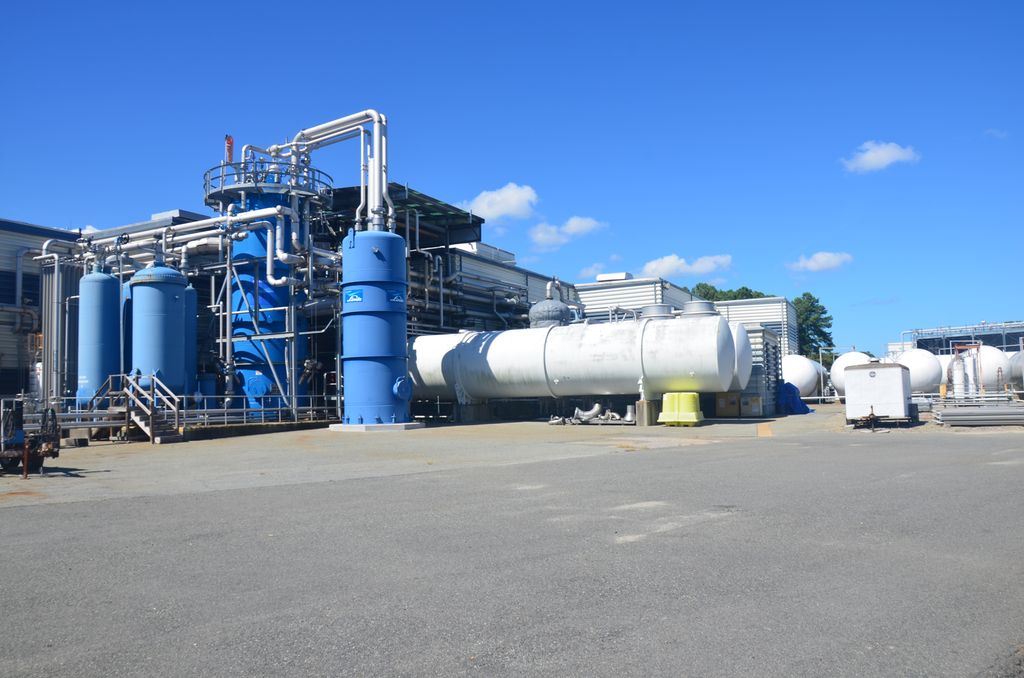 Kjemisk anlegg med mange tankar og røyranlegg. Foto.