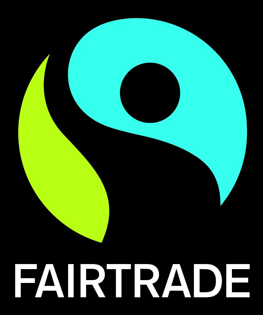 Ein svart firkant med ein silhuett av eit menneske som held rundt ein grøn og turkis sirkel. Under silhuetten er teksten "FAIRTRADE" skriven med kvite bokstavar. Illustrasjon.