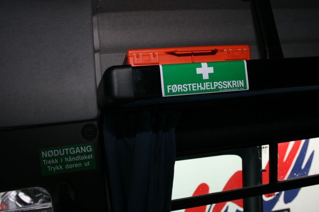 Førstehjelpsskrin merka med hvitt kors på grønn bakgrunn. Foto.