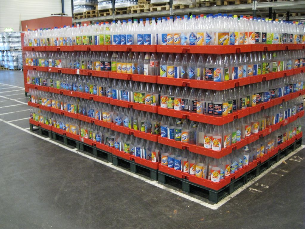 Rader med plast-flasker på paller.foto.