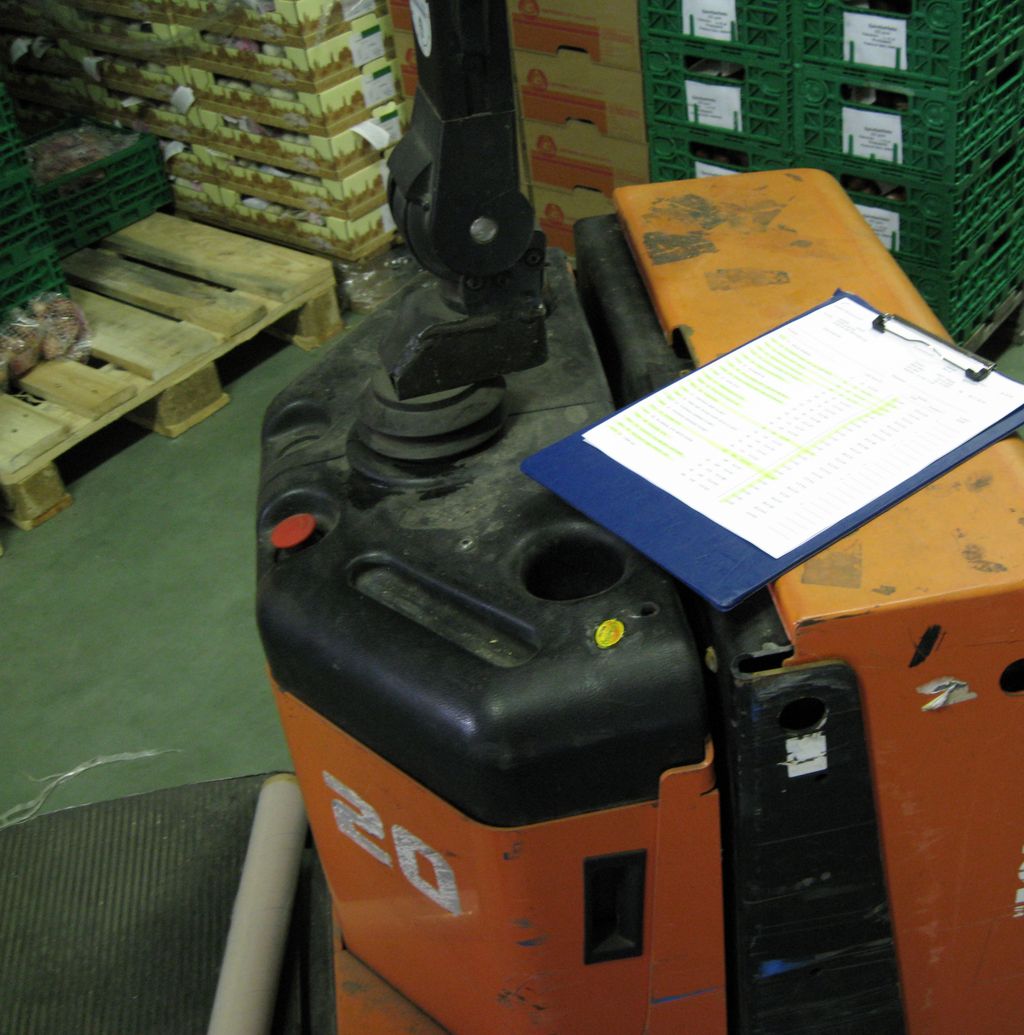 Vareliste på tralle i lageret.foto.