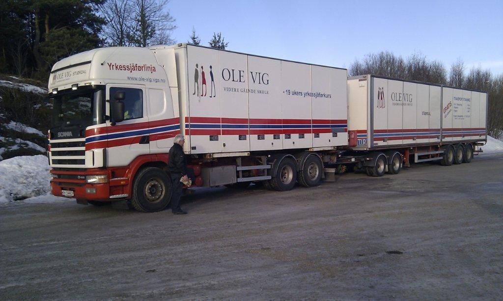 Bildet viser et modulvogntog fra Ole Vig videregående skole med semitrailer og dolly. Foto.