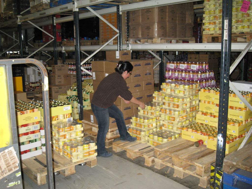Lagerarbeider på varelager.foto.