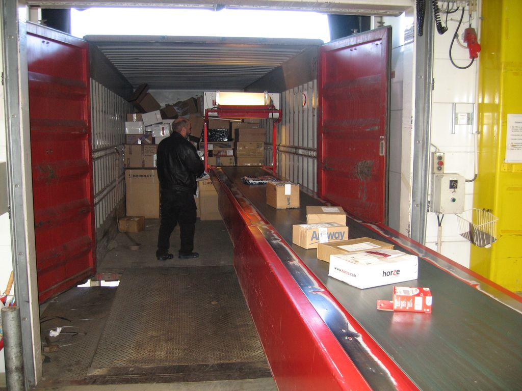 Posten laster post i konteinere og kjører disse med bil til NSB.