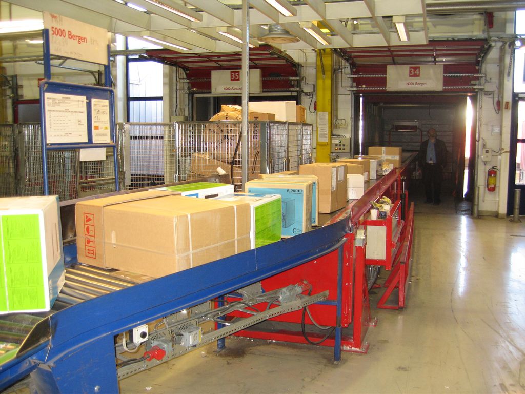 Pakker på transportbånd. foto.