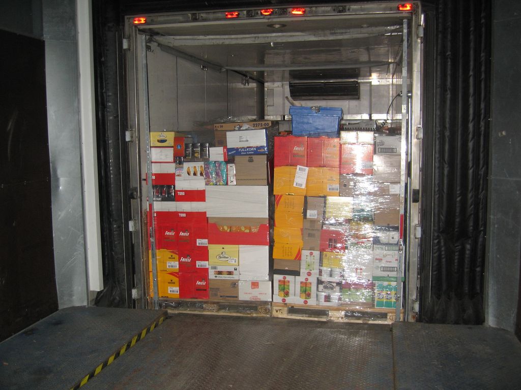 Ulike pappesker surret sammen med plast i kontainer. foto.