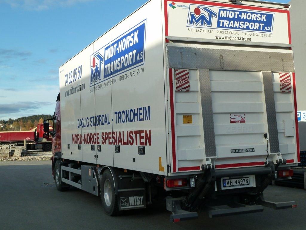 Bildet viser en lastebil med skap sett bakfra. Foto.