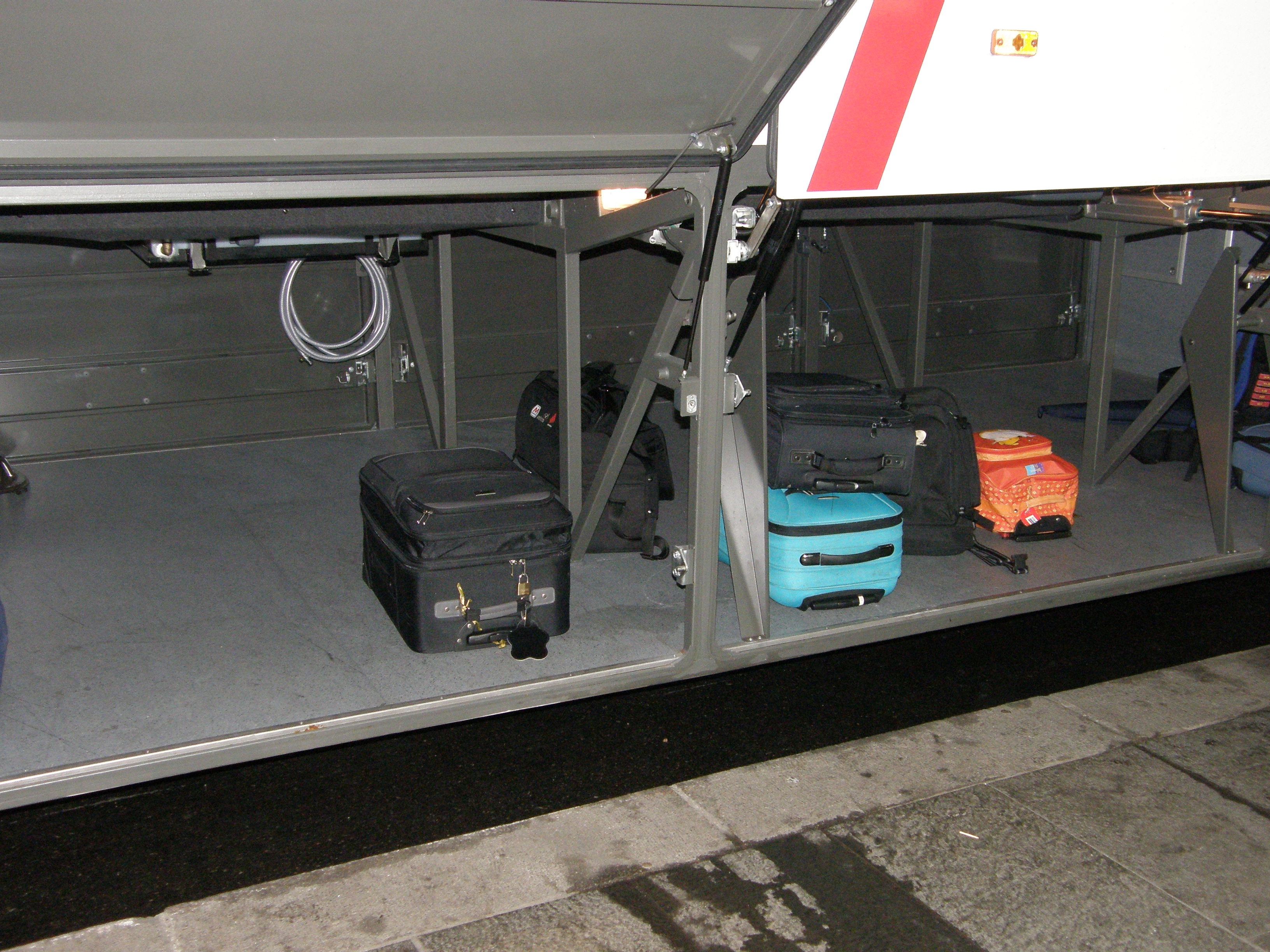 Kofferter i bagasjerommet på en buss. Foto.