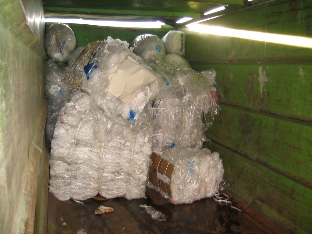 Plastemballasje i kontainer. foto.