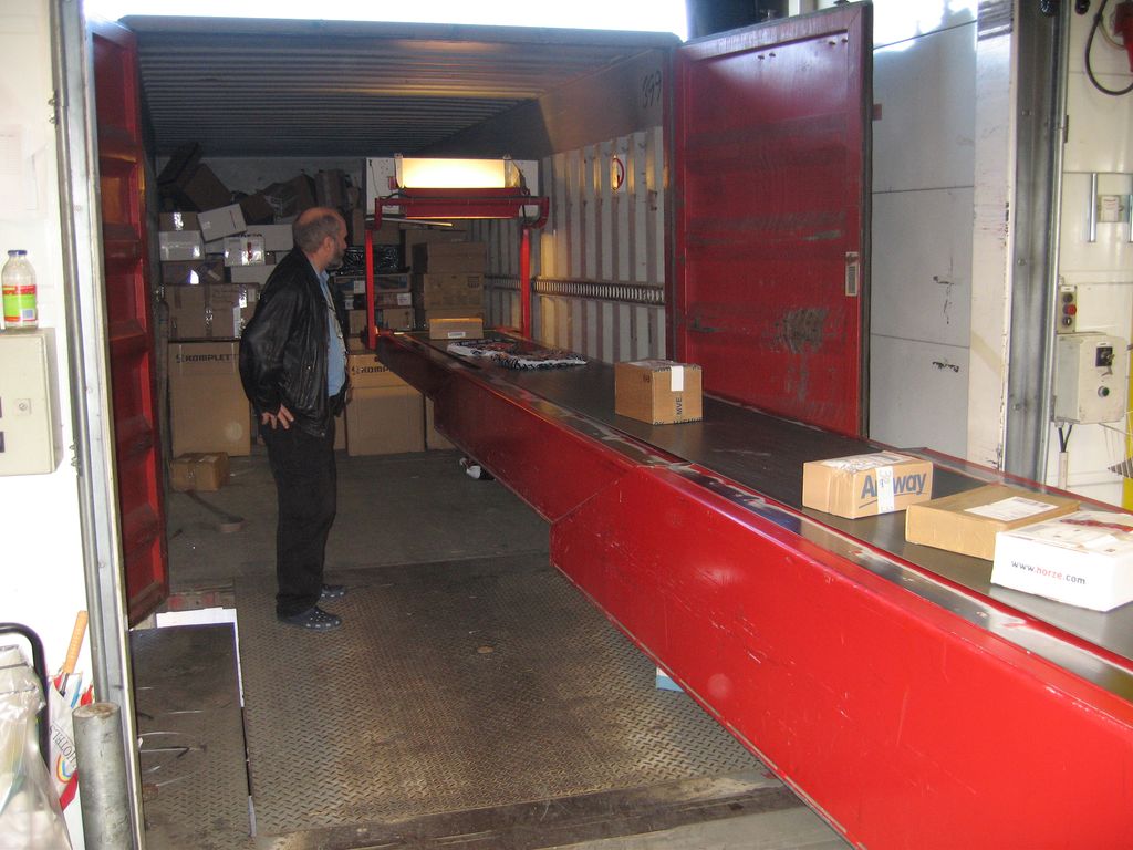 Lasting fra transportbånd.