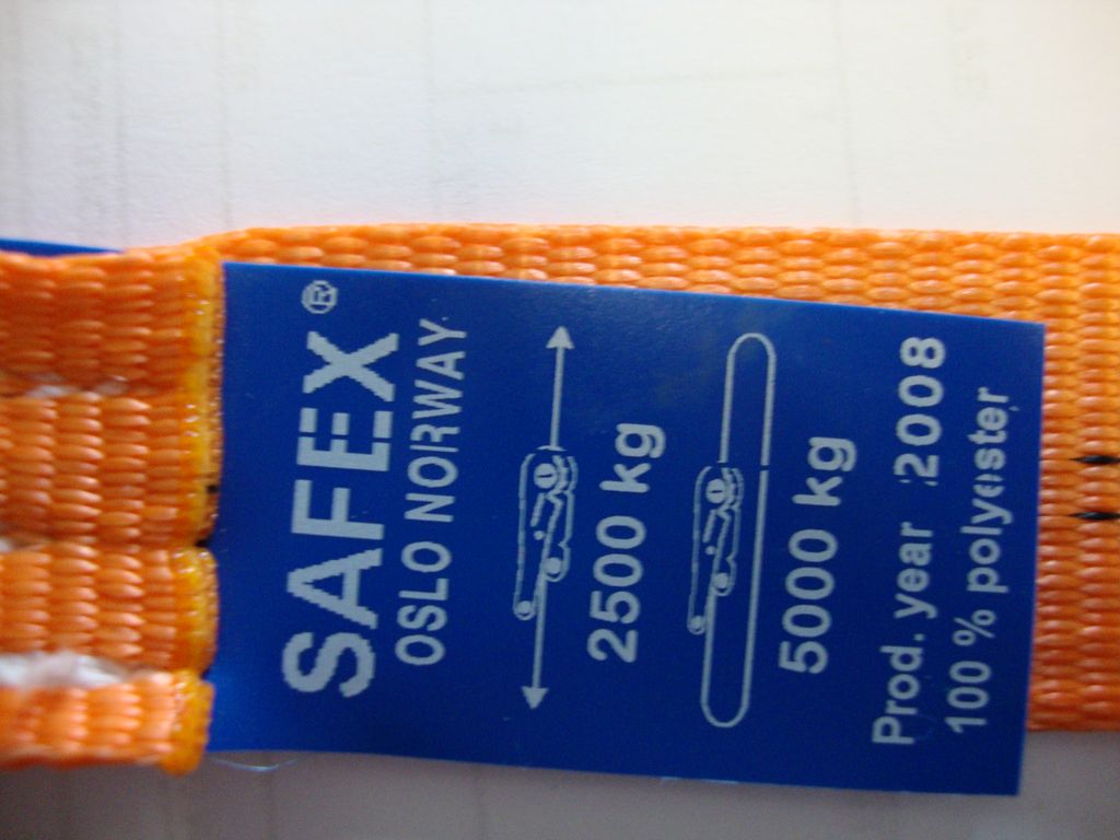 Merke på fiberstropp påskrevet Safex Oslo Norway, 2 500 kg, 5 000 kg, Prod. year 2008, 100 % polyester. Foto.