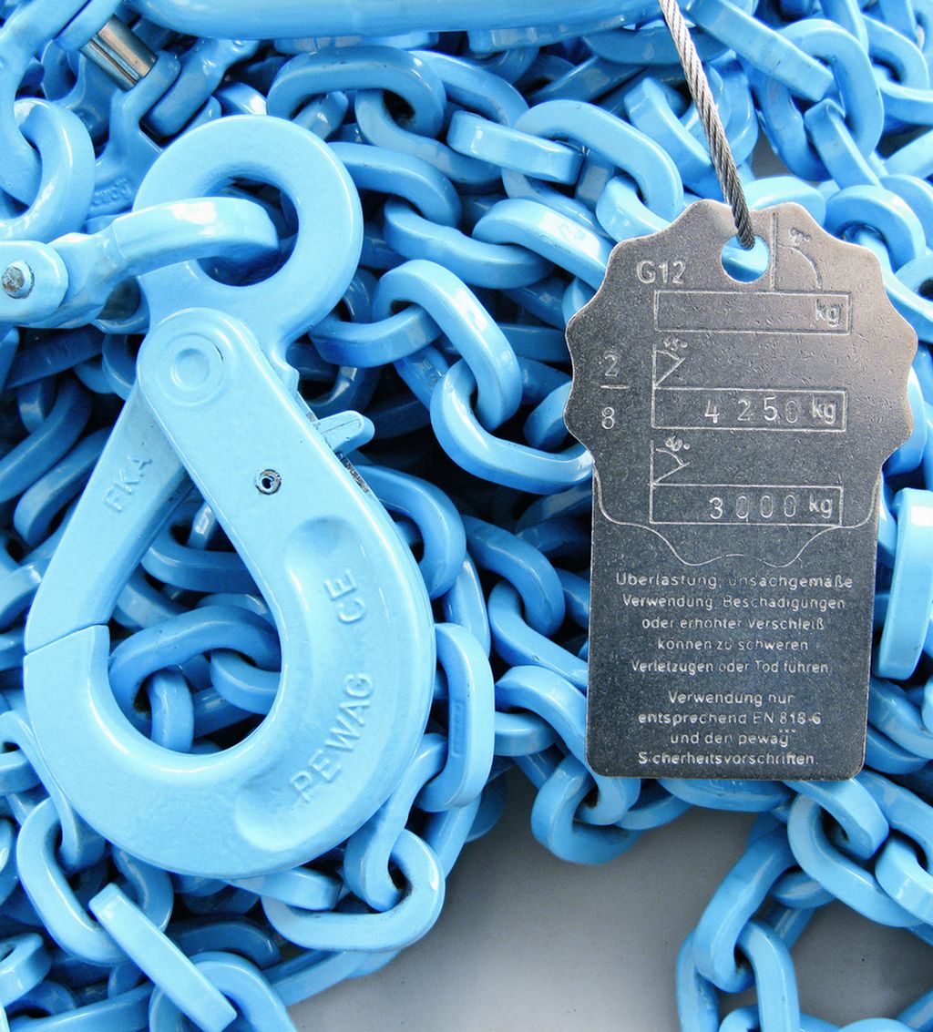 Nærbilde av en løftekjetting med merkebrikke. Foto.
