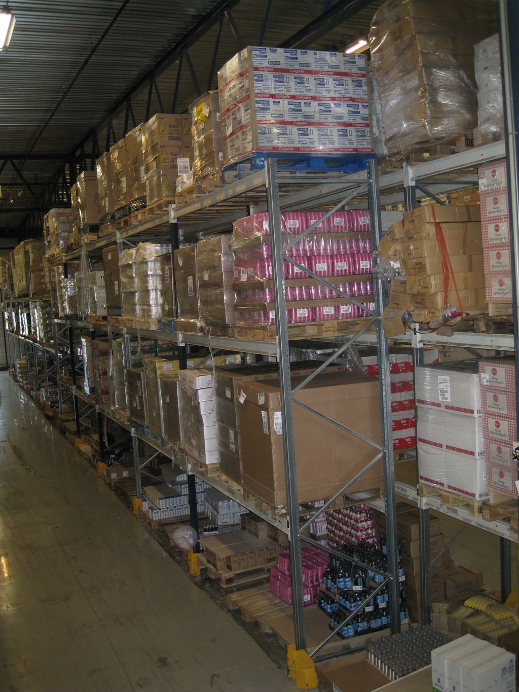 Fullastede reoler med dagligvarer står på et lager. Foto.