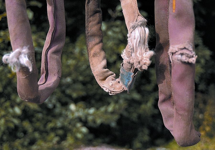 Tre ødelagte løftestropper. Foto.