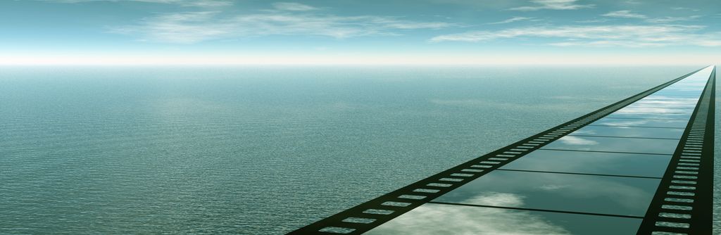 Ein veg forma som ei filmstripe strekker seg mot horisonten. Manipulert foto.