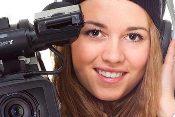 Elev som lager film. Foto.