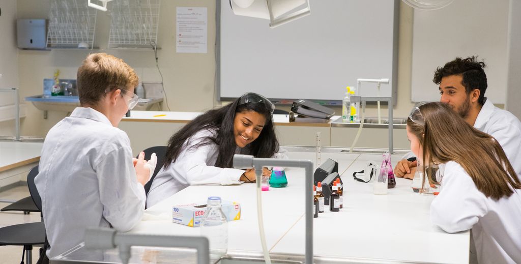 Elever gjør forsøk på laboratoriet. Foto.