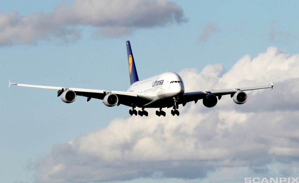 Eit Lufthansa-passasjerfly i lufta. Foto.