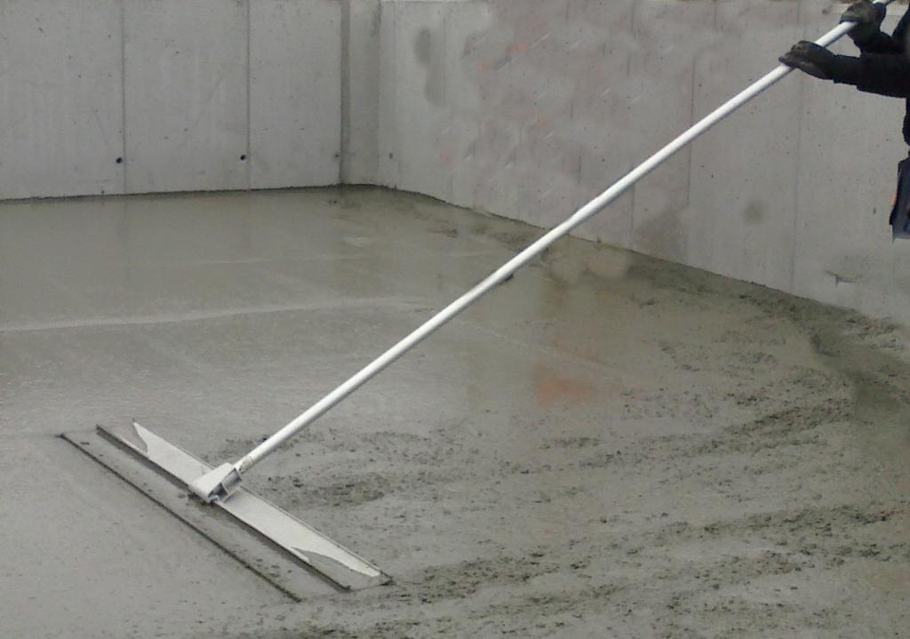 Flytavrettar dissar betong. Foto.