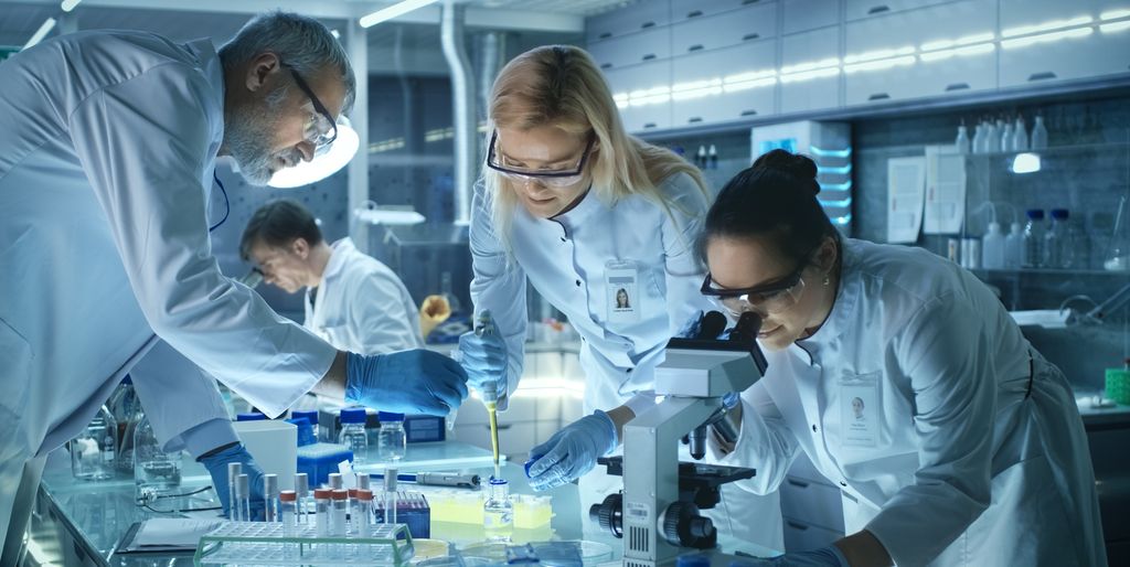 Dutkit bargame ođđaáigásaš laboratoriijas. Govva.