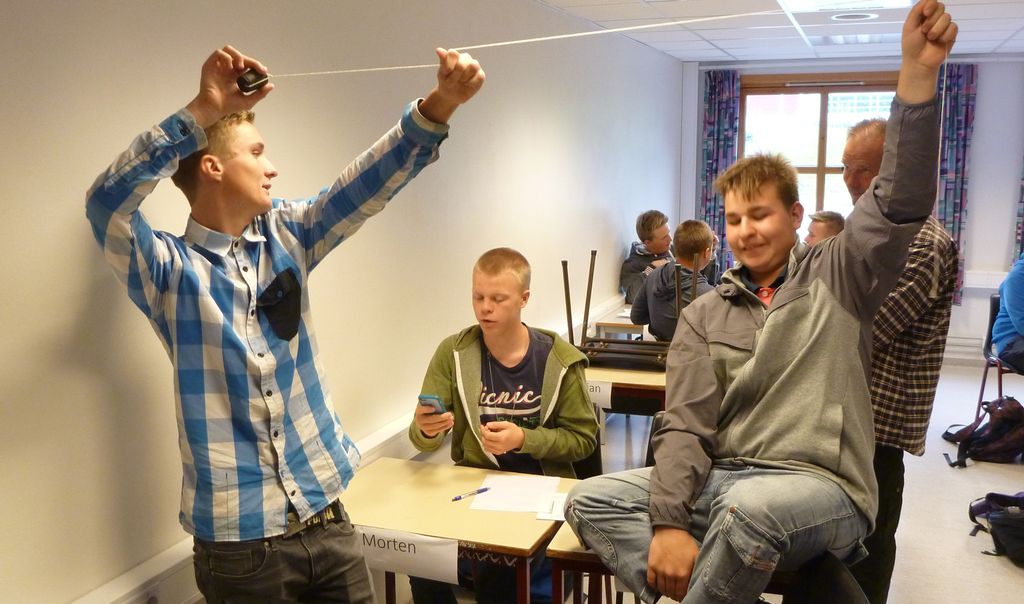 Okta joavku bargá eksperimeanttain. Govva.