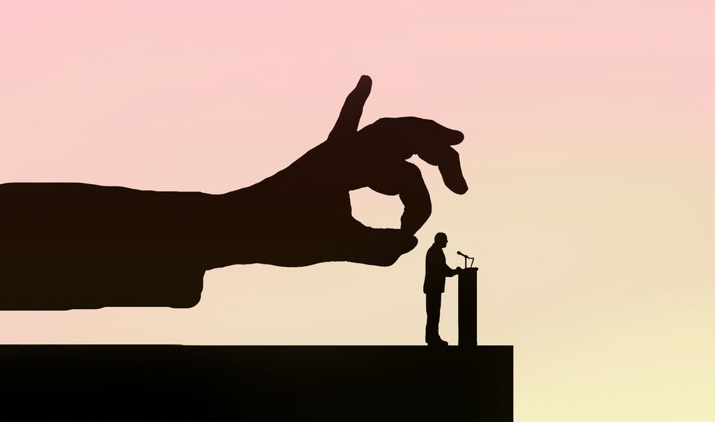 En hånd klar til å knipse bort en mann som holder tale. Illustrasjon.